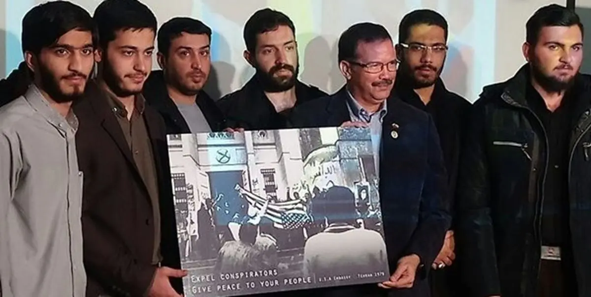 هدیه دانشجویان دانشگاه تهران  به سفیر ونزوئلا