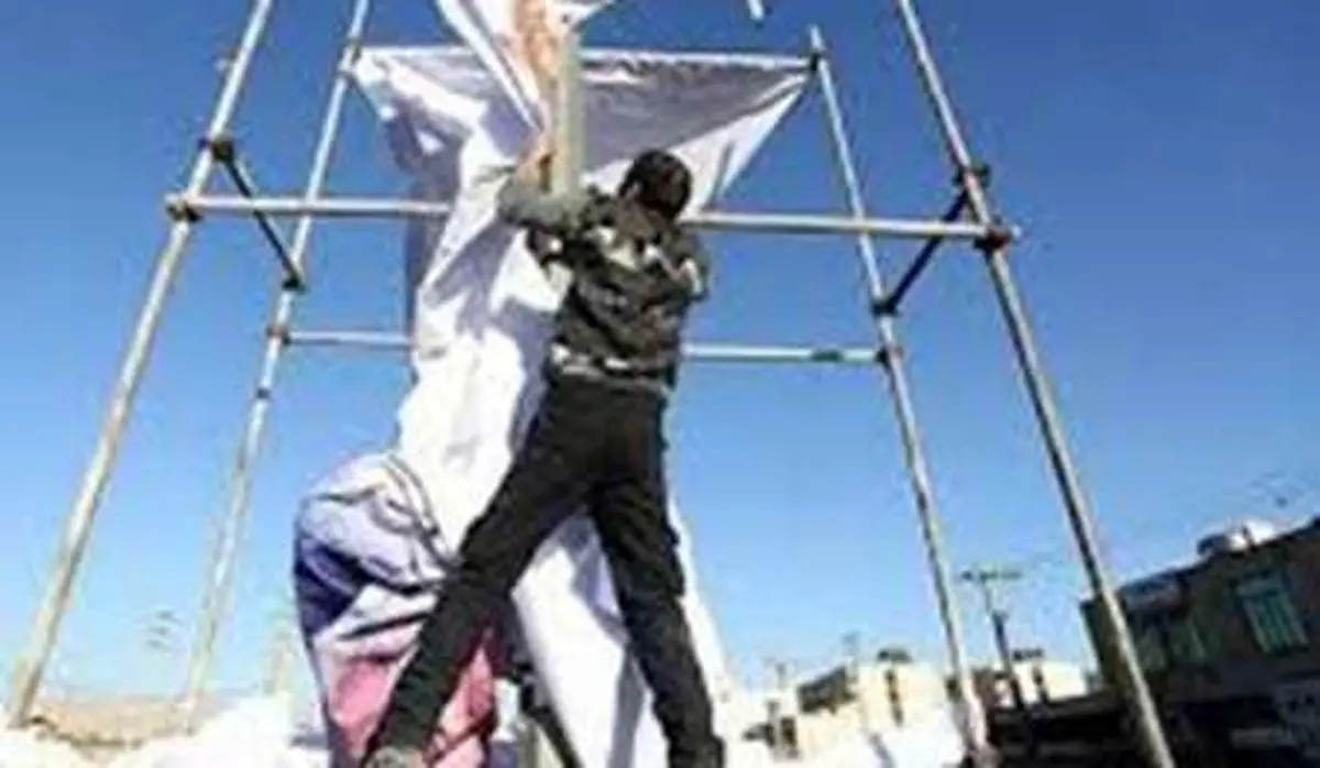 بنر تبلیغاتی بلای جان یک جوان کازرونی شد