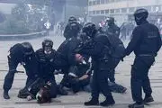 استفاده از گاز اشک‌آور برای متفرق کردن معترضان محدودیت‌های کرونایی در فرانسه 