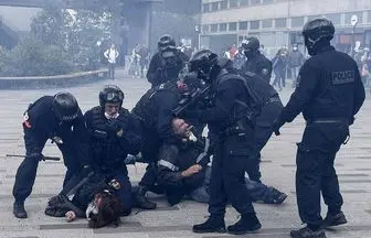 استفاده از گاز اشک‌آور برای متفرق کردن معترضان محدودیت‌های کرونایی در فرانسه 