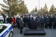 اقامه نماز بر پیکر علی انصاریان توسط «شیخ حسین»
