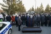 اقامه نماز بر پیکر علی انصاریان توسط «شیخ حسین»