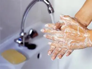 ضرورت شستن دستها پیش از اندازه گیری قند خون 