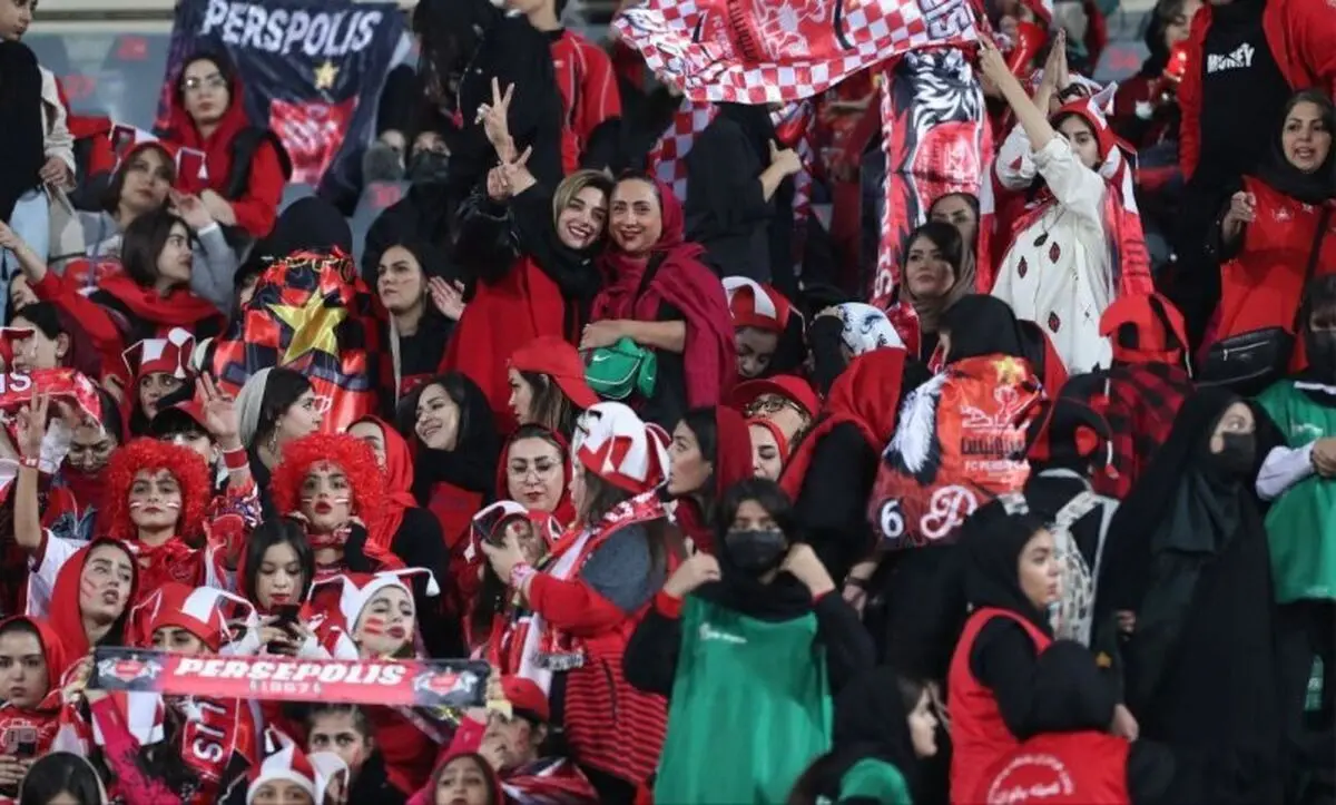 تشویق پرشور هواداران زن پرسپولیس در بازی با استقلال تاجیکستان
