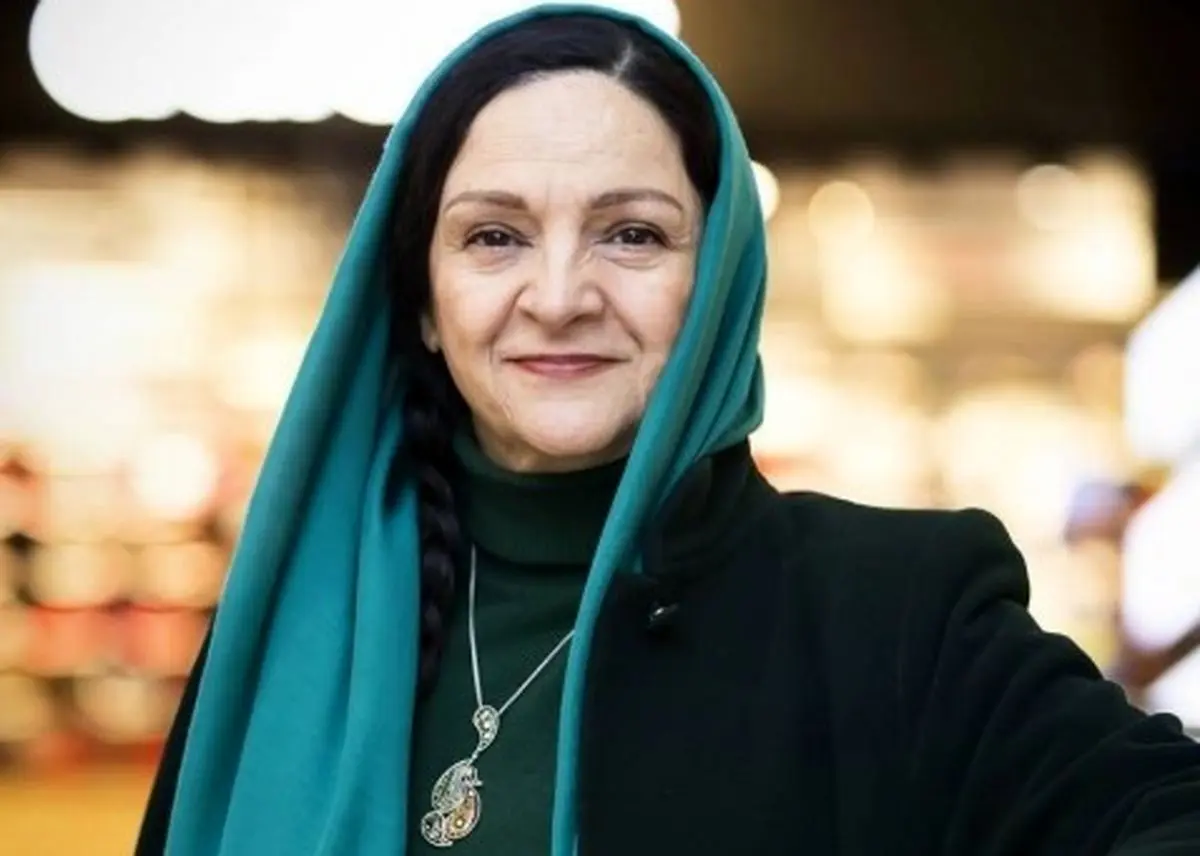 حرکات موزون بازیگر زن مشهور در یک نمایش