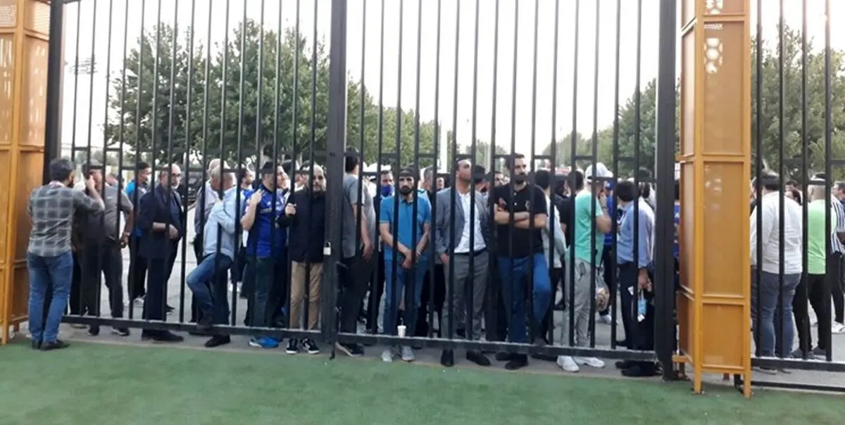 پیشکسوتان استقلال را به ورزشگاه راه ندادند!+ عکس