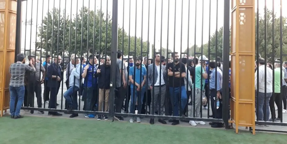 پیشکسوتان استقلال را به ورزشگاه راه ندادند!+ عکس