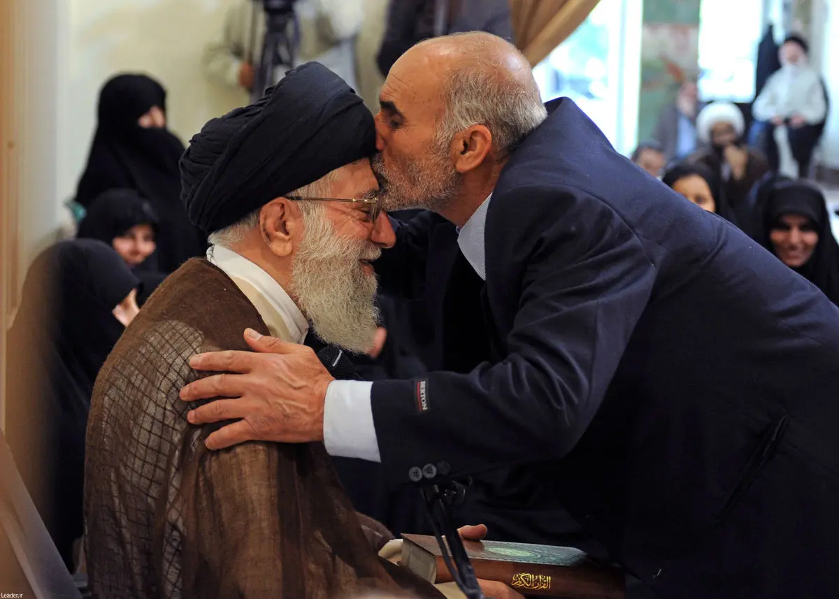 تصاویر دیدهنشده از دیدارهای رهبر انقلاب با خانوادههای شهیدان