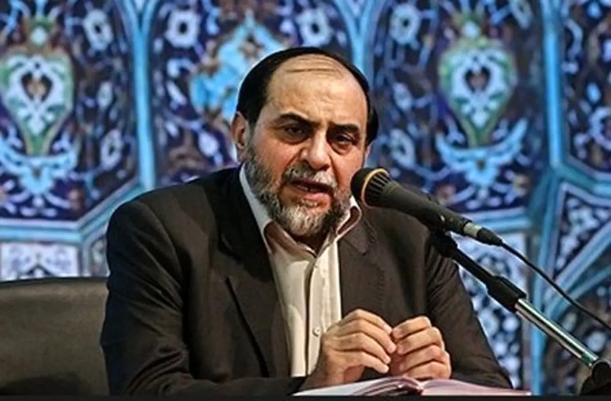 خانمی که حواس استاد رحیم پور را در نماز پرت کرد +فیلم