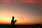 کسی که روی صندلی نشسته و با کفش نماز می‌خواند آیا نمازش صحیح است؟