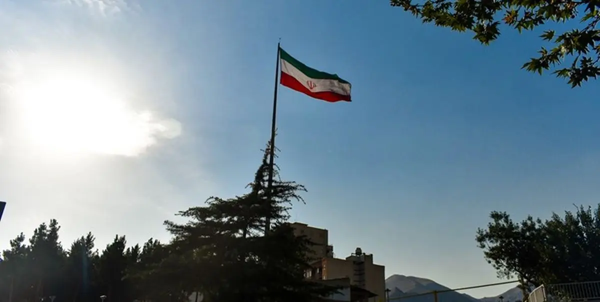 ماجرای پرچم جنجالی در بزرگراه حکیم/ عکس