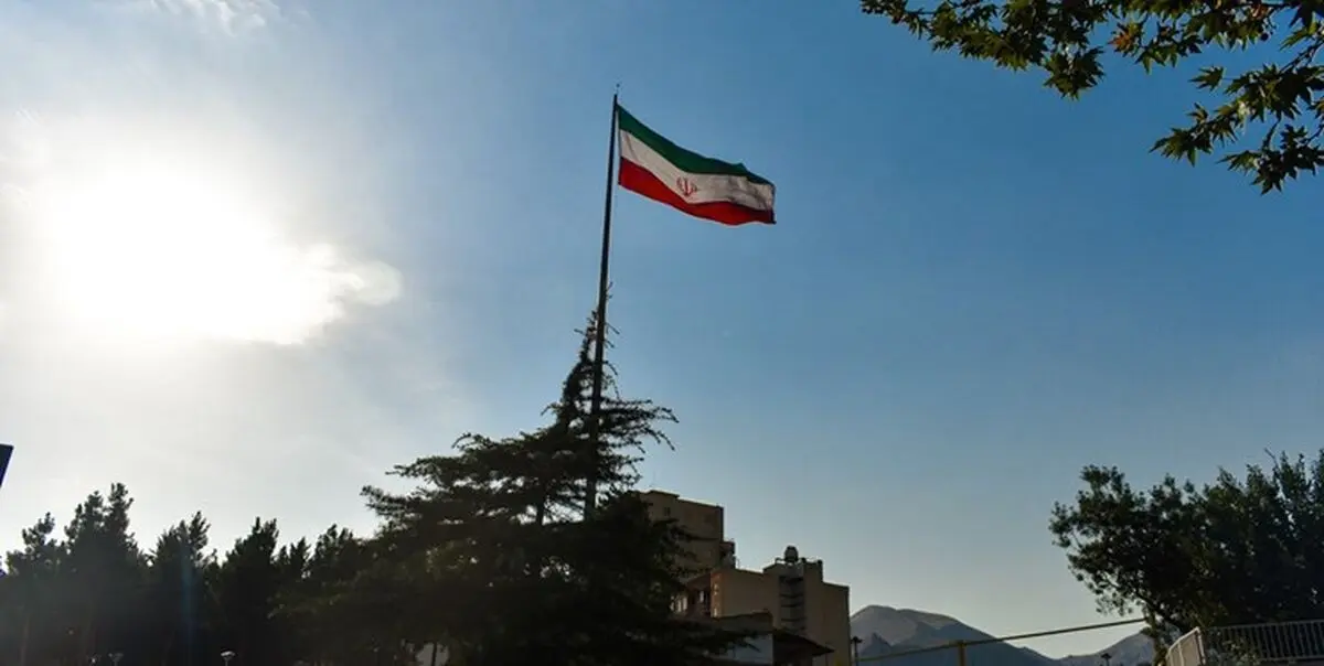 ماجرای پرچم جنجالی در بزرگراه حکیم/ عکس