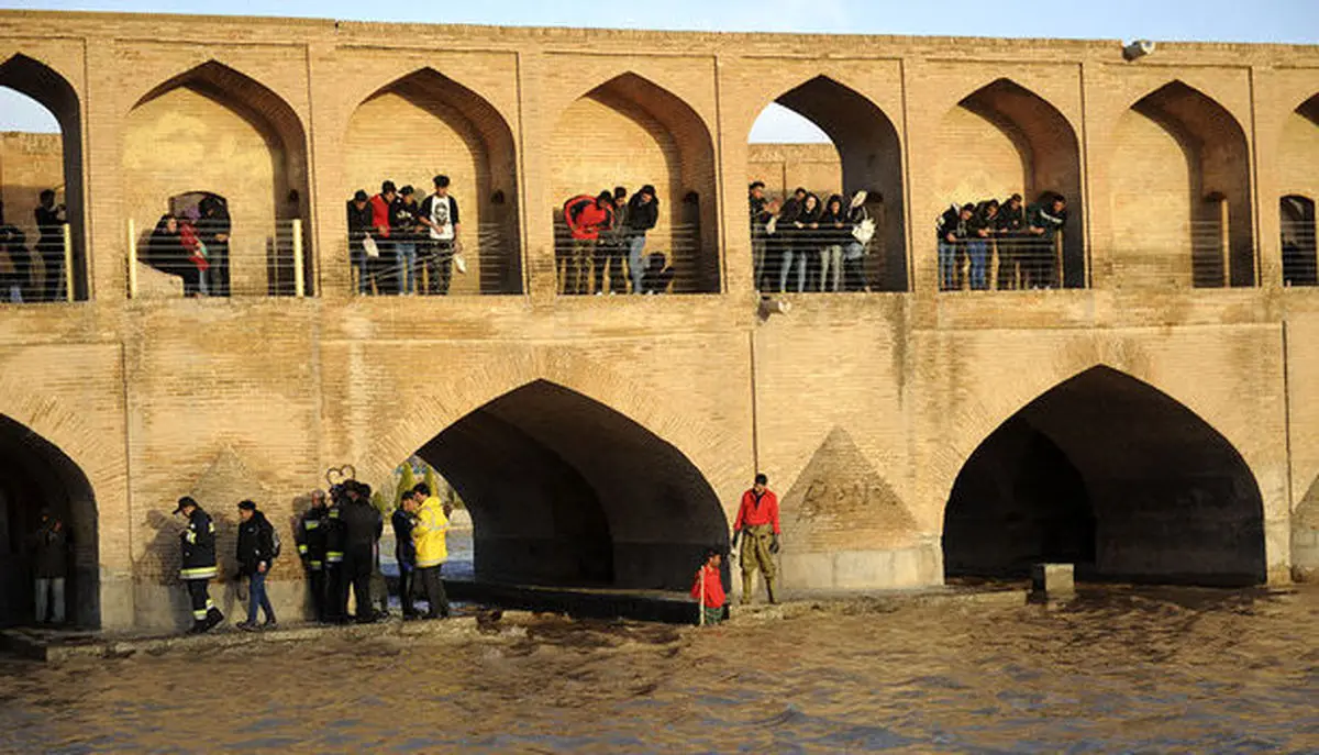 افزایش خروجی سد زایندهرود تا ۲۰ خرداد ادامه دارد