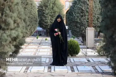 لحظات تحویل سال در گلزار شهدای تهران