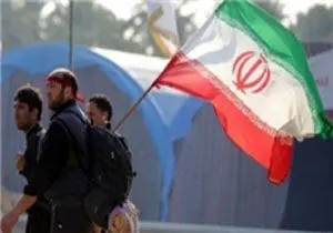 گره خوردن پرچم ایران و عراق در پیاده روی اربعین/ عکس
