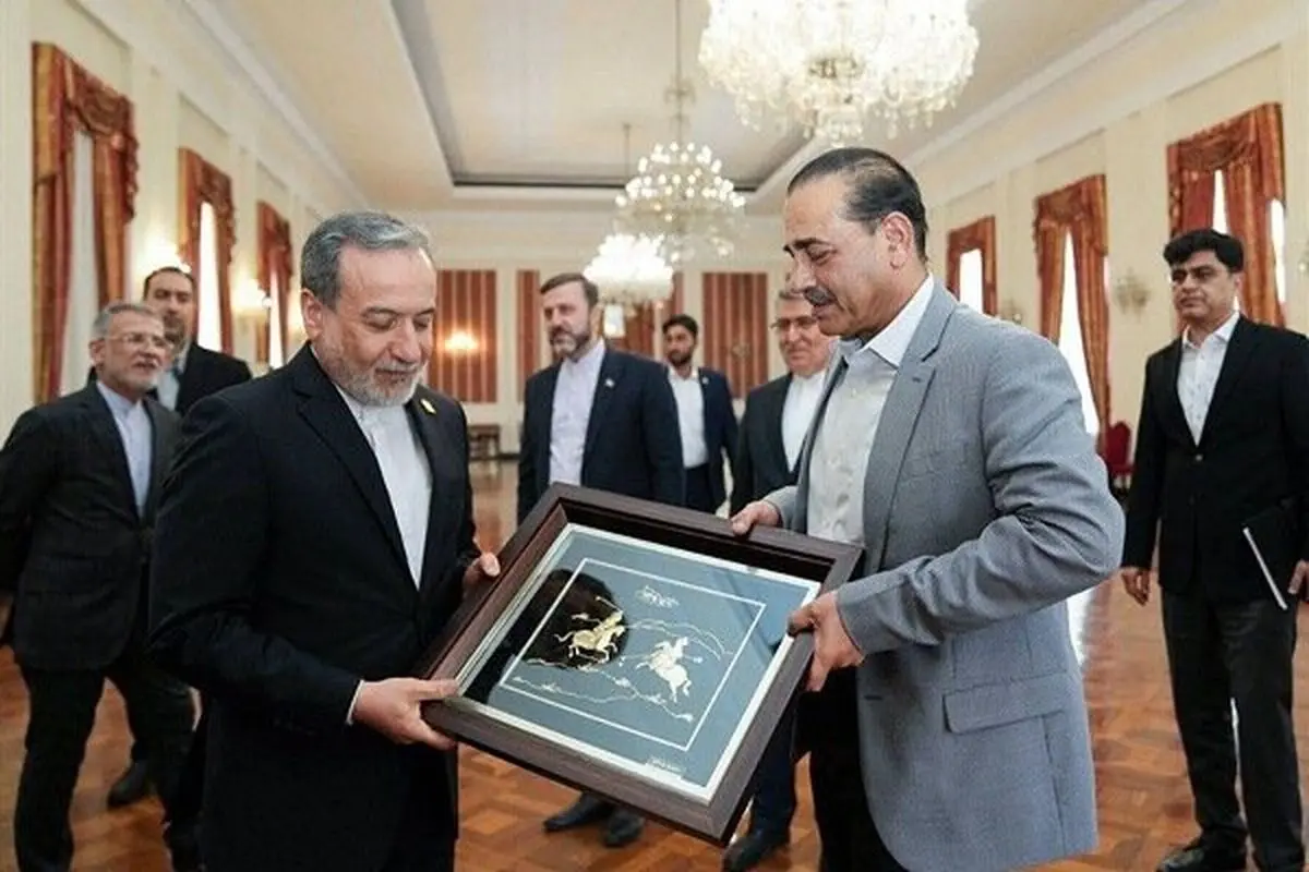 وزیر امور خارجه، تابلوی هنری ورزش باستانی ایران را به ارتش پاکستان اهدا کرد