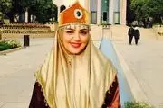 لیلا برخورداری در کنار آرامگاه حافظ شیرازی /عکس