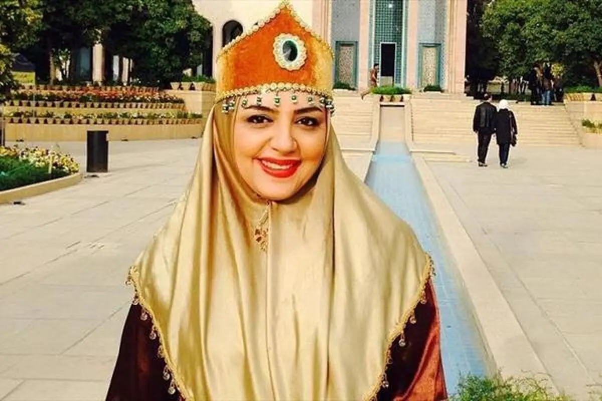 لیلا برخورداری در کنار آرامگاه حافظ شیرازی /عکس