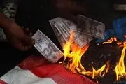 آتش زدن دلار مقابل سفارت آمریکا/گزارش تصویری
