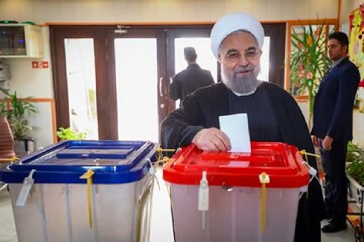 شوخی حسن روحانی با ۲ جوان در شعبه اخذ رأی