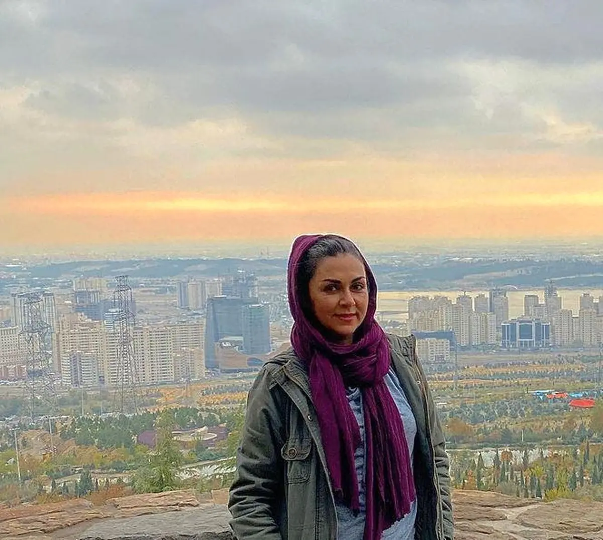 بازیگر معروف در ابرها/ عکس