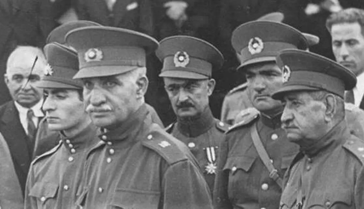  رهبر انقلاب: خاک بر سر رژیم پهلوی که با هواپیما مردم را بمباران کرد
