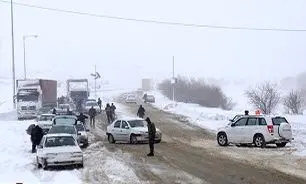 امدادرسانی به مسافران گرفتار در کولاک و برف
