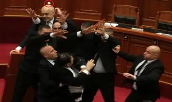 حمله نماینده خشمگین به نخست‌وزیر با تخم‌مرغ