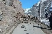 ریزش کوه در جاده برغان کرج