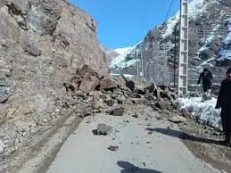 ریزش کوه در جاده برغان کرج