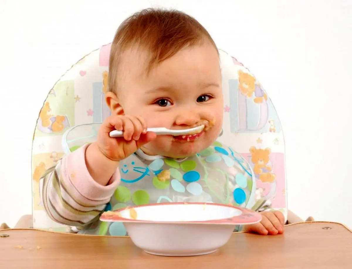 هرگز پیش از 6 ماهگی به شیرخوار، غذا ندهید