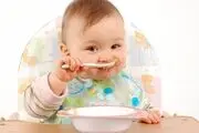 هرگز پیش از 6 ماهگی به شیرخوار، غذا ندهید