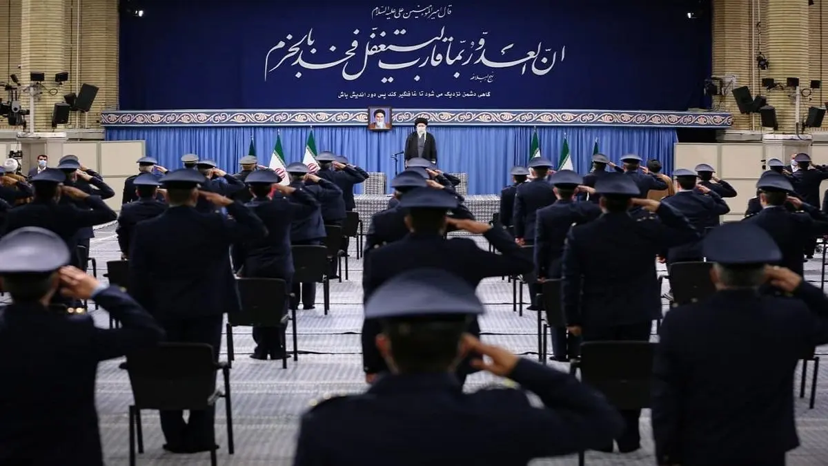 معنی کتیبه نصبشده در دیدار فرماندهان نیروی هوایی ارتش با رهبر انقلاب