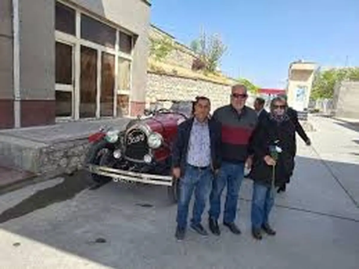 ایرانگردی زوج استرالیایی با خودرو ۱۰۰ ساله در ایران
