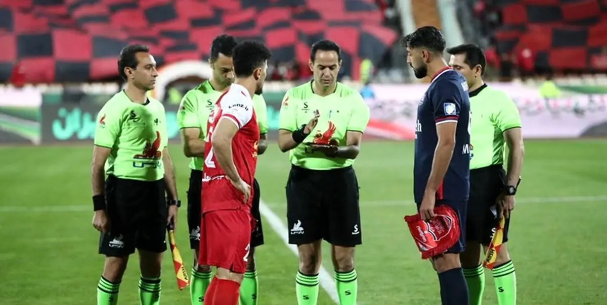 پرتاپ بطری هواداران پرسپولیس به سمت داور و بازیکنان نساجی+فیلم