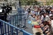 دهها فلسطینی در خیابان‌های قدس نماز خواندند