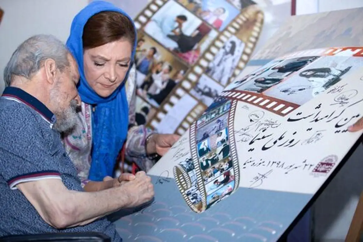 بازیگر قدیمی روی ویلچر در کنار همسرش/ عکس