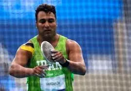 تصویری احساسی از پسر طلایی ورزش ایران در آغوش پدر