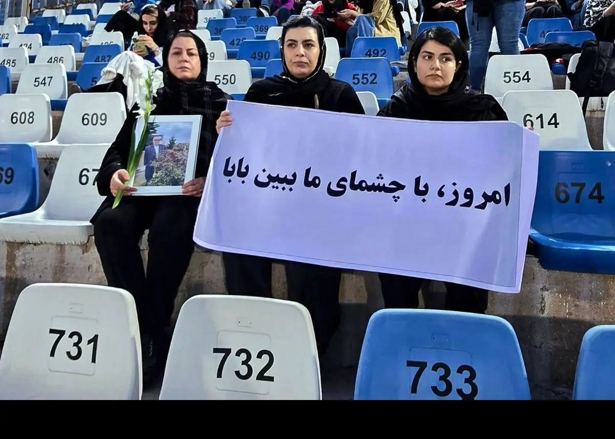 پیام دختران هوادار فقید ملوان از روی سکوها