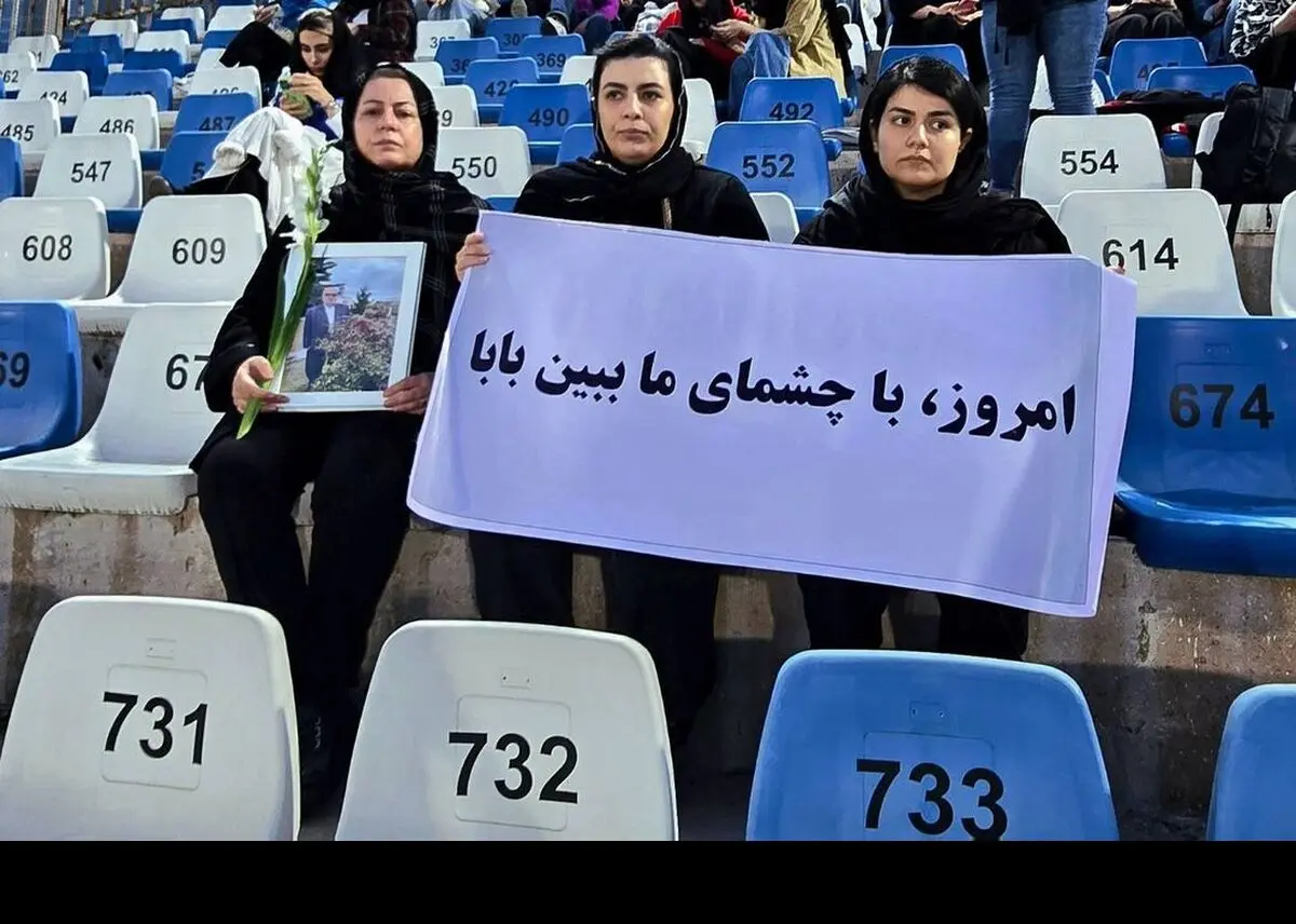 پیام دختران هوادار فقید ملوان از روی سکوها