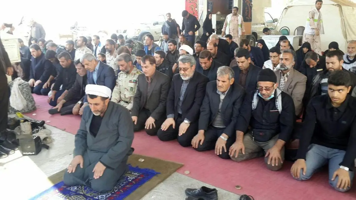 نماز جماعت وزیر کشور به همراه زائران اربعین
