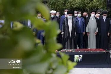 اقامه نماز رهبر انقلاب بر پیکر حجت‌‌‌الاسلام دعائی+گزارش تصویری