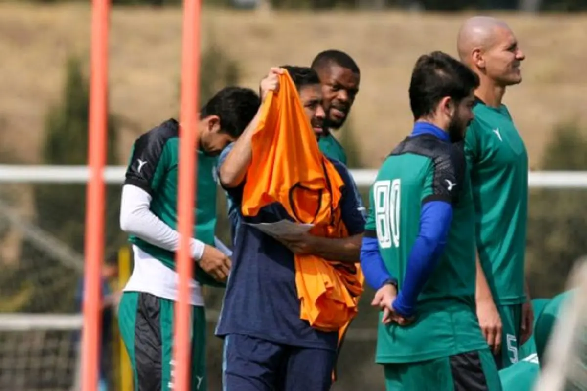 چرا قرارداد عجیب ملی پوش استقلال را نمی‌توان فسخ کرد؟
