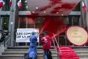 پاشیدن رنگ قرمز روی ساختمان وزارت بهداشت فرانسه