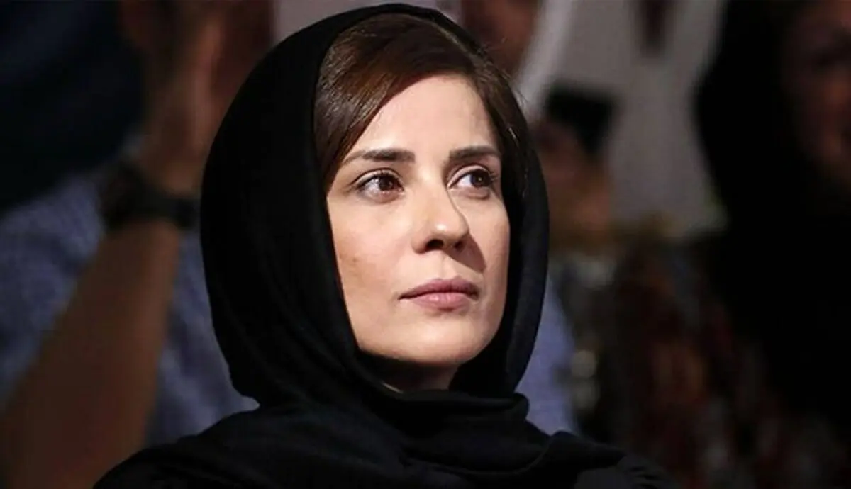 تیپ جنجالی بازیگر زن سینما در یک جشن +فیلم
