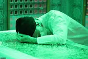 تصاویر دیدنی از حضور رهبرانقلاب در ضریح امام رضا(ع)