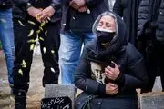 مراسم خاکسپاری مرحوم کامبوزیا پرتوی و بی قراری های همسرش +عکس