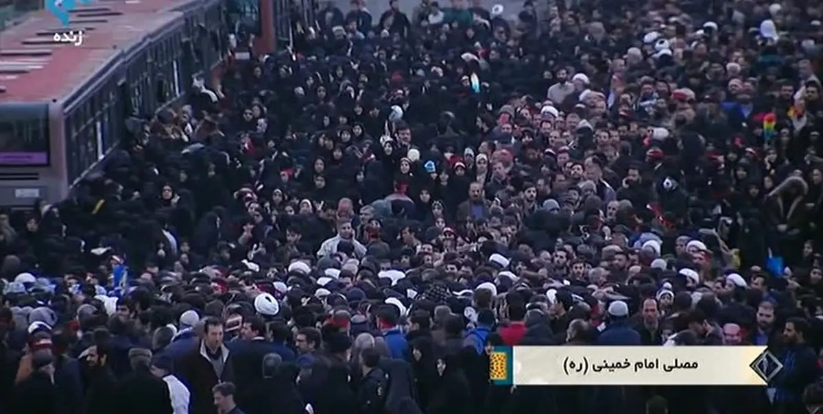 انبوه جمعیت در مصلّی ساعتی پیش از آغاز نماز جمعه
