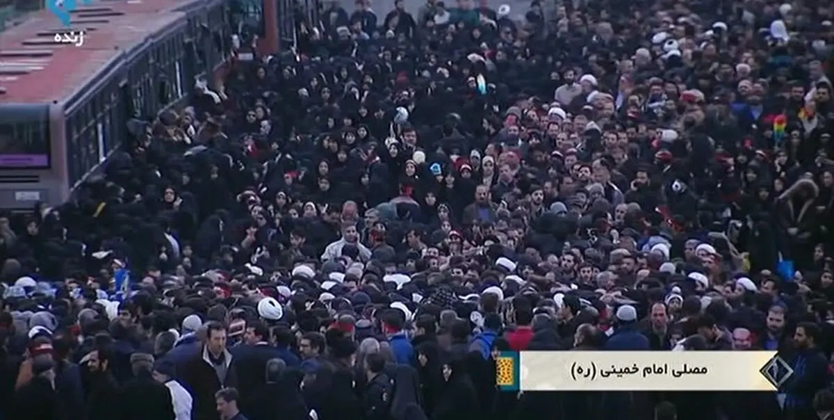 انبوه جمعیت در مصلّی ساعتی پیش از آغاز نماز جمعه