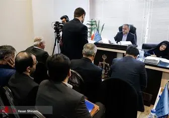 حسین فریدون مقابل میز محاکمه/ عکس